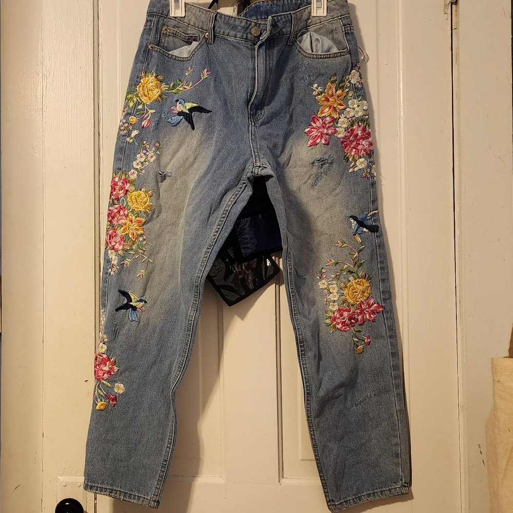Embroidered Capri jeans